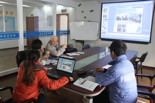 美國發(fā)酵罐客戶與惠合同事洽談現場