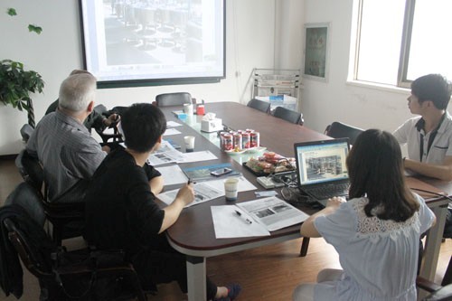 惠合同事與澳大利亞不銹鋼儲(chǔ)罐客戶洽談現(xiàn)場