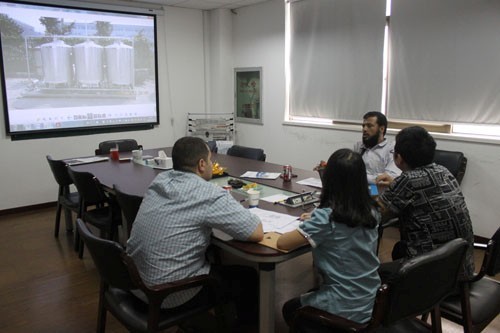 也門番茄醬生產(chǎn)線客戶與惠合工程師洽談現(xiàn)場(chǎng)2