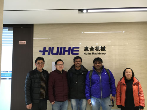 外貿(mào)經(jīng)理與客戶合影